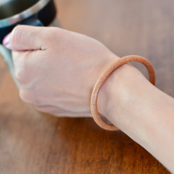 シンプルで控えめなレザーブレスレット バングル 生成りナチュラルで