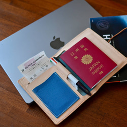 鮮やかなターコイズブルーの本革レザーのパスポートケース　生成りナチュラルxターコイズ　カードホルダー、ペンホルダー 2枚目の画像