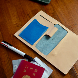 鮮やかなターコイズブルーの本革レザーのパスポートケース　生成りナチュラルxターコイズ　カードホルダー、ペンホルダー 7枚目の画像