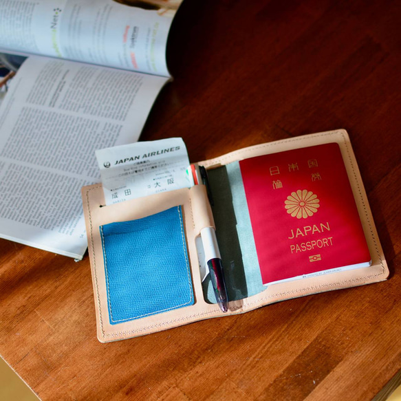 鮮やかなターコイズブルーの本革レザーのパスポートケース 生成り