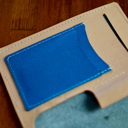 鮮やかなターコイズブルーの本革レザーのパスポートケース　生成りナチュラルxターコイズ　カードホルダー、ペンホルダー 8枚目の画像