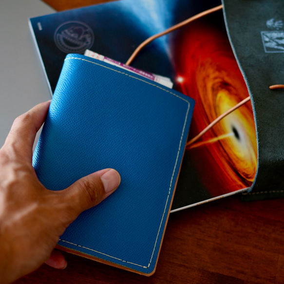 鮮やかなターコイズブルーの本革レザーのパスポートケース　生成りナチュラルxターコイズ　カードホルダー、ペンホルダー 4枚目の画像