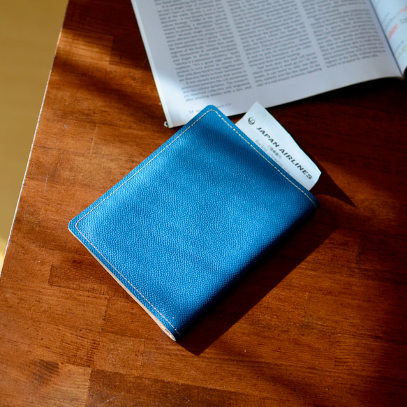 鮮やかなターコイズブルーの本革レザーのパスポートケース　生成りナチュラルxターコイズ　カードホルダー、ペンホルダー 3枚目の画像