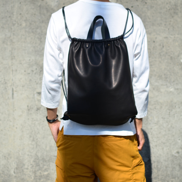 成人真皮背包。由柔軟的黑羊皮製成的背包。PC 和 A4 大小的存儲空間。簡約的外觀 [特色文章] 第10張的照片