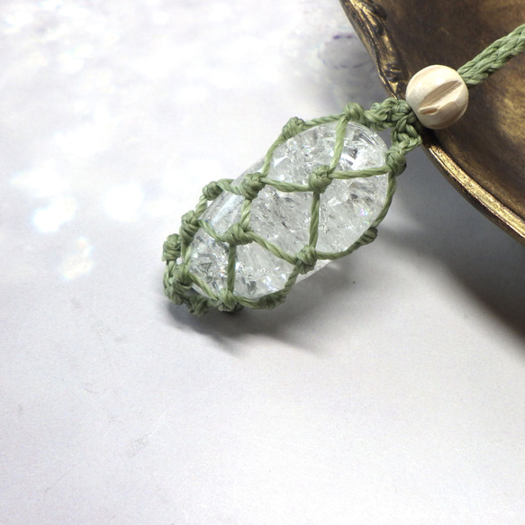 クラック水晶の石包みマクラメネックレス ネックレス・ペンダント  