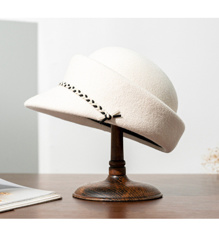 2023 秋と冬の新しいベレー帽女性ソリッドカラー百エレガントでセレブなハイエンドの小さなボーラーハット乗馬帽子エレガン