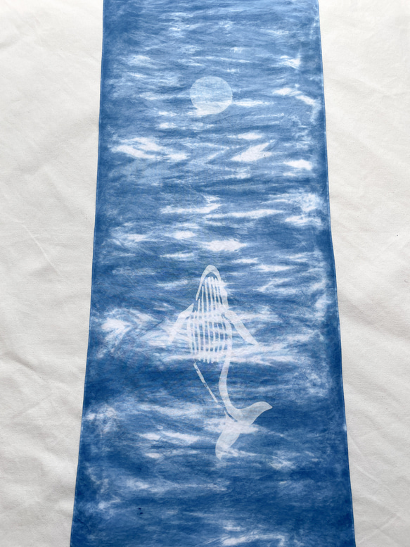 送料無料 闇夜を泳ぐクジラ9　満月 藍染手ぬぐい 絞り染め　光　海 4枚目の画像