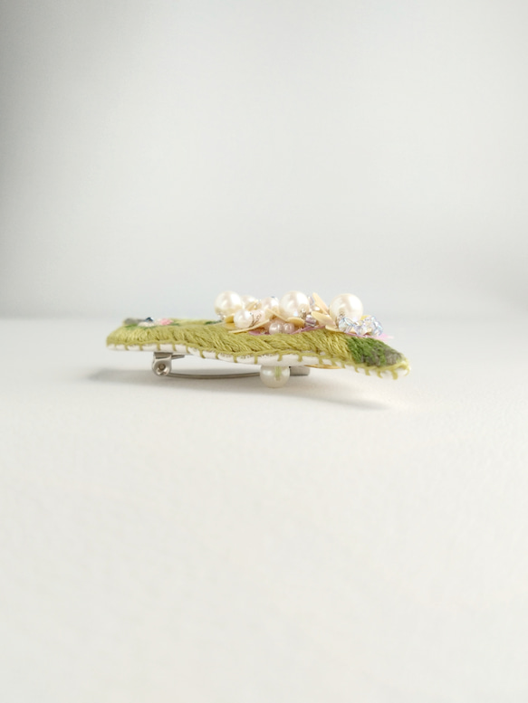 お花スパンコールのメジロの刺繍ブローチ 3枚目の画像