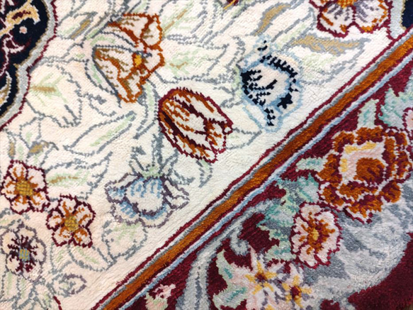 秋の感謝キャン】ペルシャ絨毯　クム産　ナイミー工房　シルク　手織り絨毯　93x60cm　アイボリー　レッド 16枚目の画像