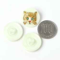 猫さんのウランガラスボタン 茶猫 2.2cm 5枚目の画像