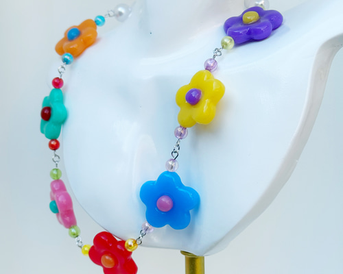 カラフルポップなお花のネックレス ネックレス・ペンダント