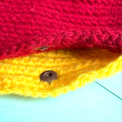 黄色と赤色、2色の手編みニットのポーチ　バックインバック、サニタリーポーチにもにも 1枚目の画像