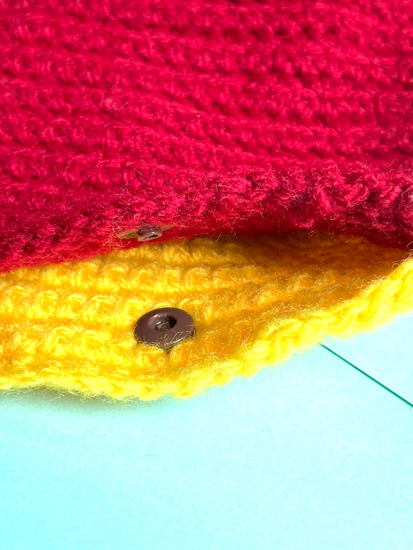 黄色と赤色、2色の手編みニットのポーチ　バックインバック、サニタリーポーチにもにも 1枚目の画像