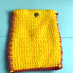 黄色と赤色、2色の手編みニットのポーチ　バックインバック、サニタリーポーチにもにも 2枚目の画像
