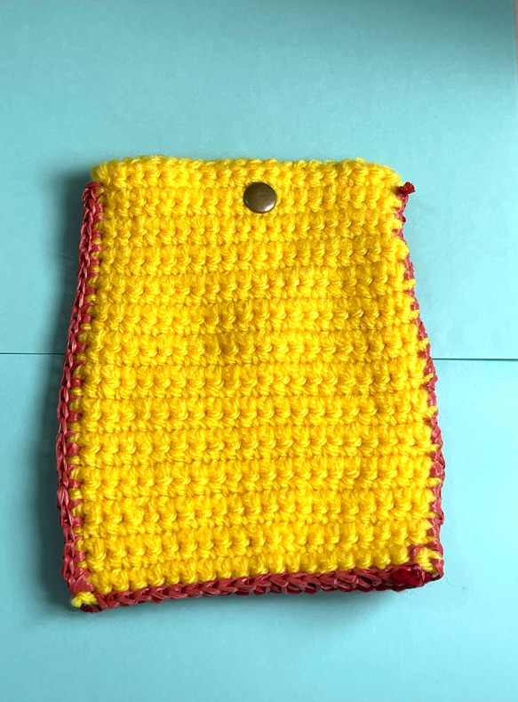 黄色と赤色、2色の手編みニットのポーチ　バックインバック、サニタリーポーチにもにも 2枚目の画像