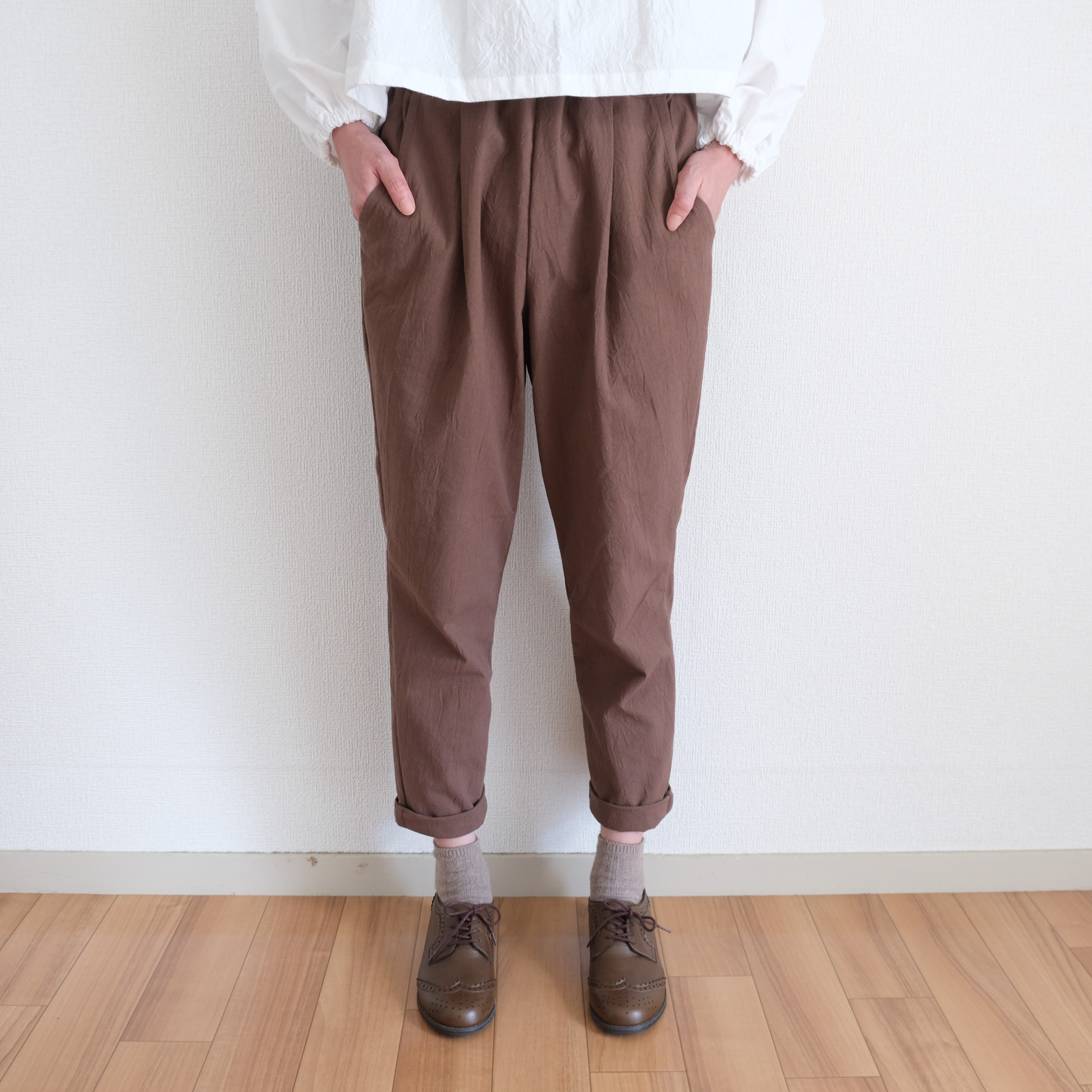 オールシーズン　テーパードパンツ　ブラウン　しわ加工　ウエストゴム