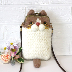 （再販）手編みニットの　かわいいもこもこハチワレ猫ちゃんの　がま口のスマホポシェット  (ブラウン) 1枚目の画像