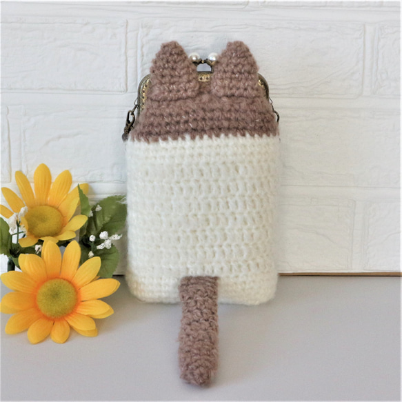 （再販）手編みニットの　かわいいもこもこハチワレ猫ちゃんの　がま口のスマホポシェット  (ブラウン) 4枚目の画像