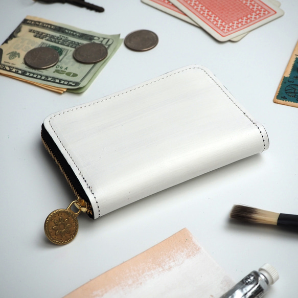 ラウンドファスナー コンパクト 財布（ペイント ホワイト）白 牛革 小さい 1枚目の画像