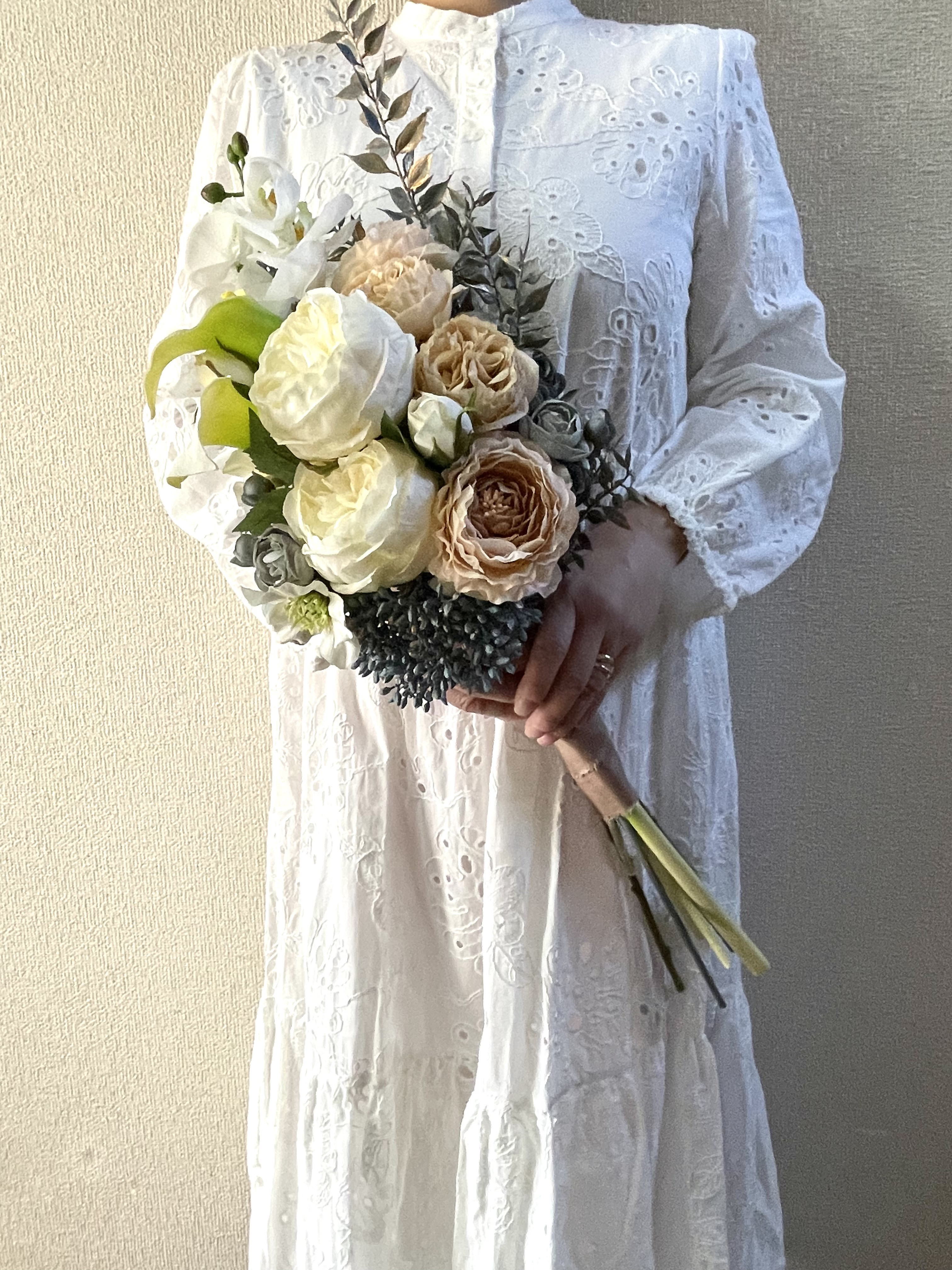 イングリッシュローズと胡蝶蘭のクラシックなブーケ ホワイトとベージュくすみブルー ウエディングフォト 前撮りお祝い