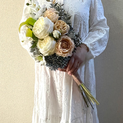 ホワイトローズと胡蝶蘭のブーケ アンティークピンクとエクリュカラーのローズ・胡蝶蘭のウェディング