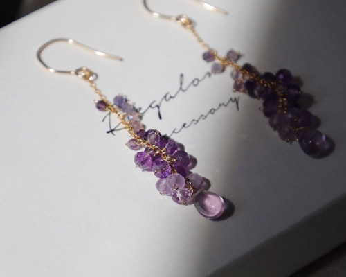 14kgf アメジストとスピネルの紫ピアス ロングピアス 揺れる ロング 垂
