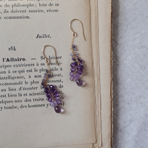14kgf アメジストとスピネルの紫ピアス ロングピアス 揺れる ロング 垂