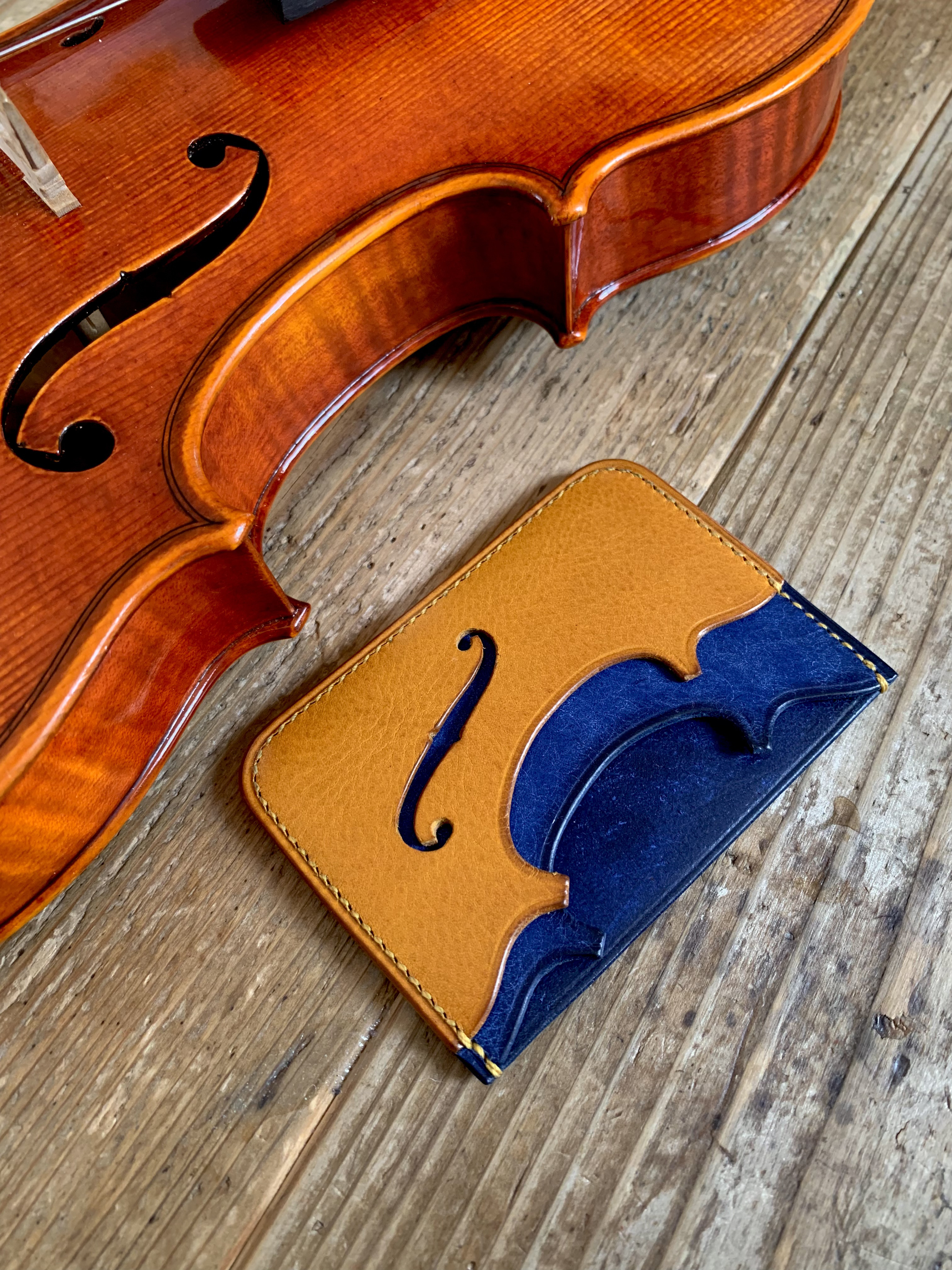 手縫いで創った革のパスケース『Flora - Blu e Giallo - Topolino 184』