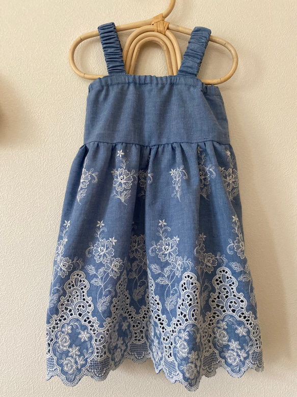 花柄刺繍キャミワンピース　花柄刺繍ワンピ　デニム風ワンピ　ベビー服　キッズ服　サマーワンピース　1歳誕生日　 3枚目の画像