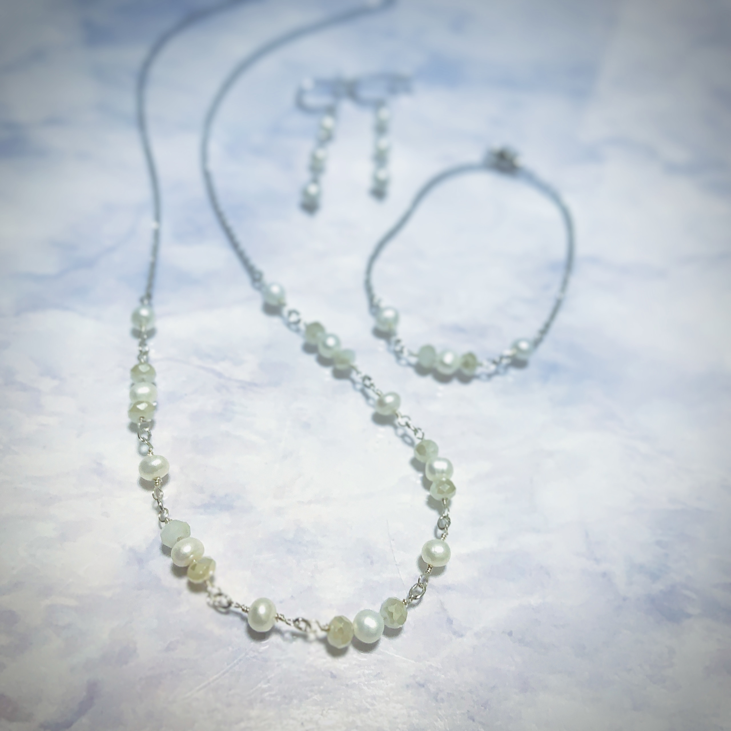 【受注制作】爽やかホワイトサマー/淡水パールと乳白ガラスのネックレス&ブレス&イヤリング(ピアス)の3セット