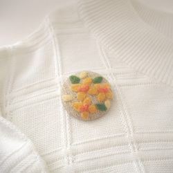 草花を描いた羊毛フェルト刺繍のブローチ（金木犀・ベージュ） 3枚目の画像