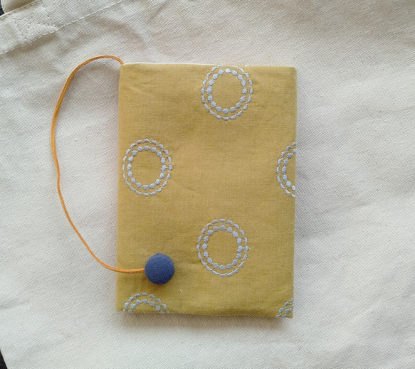 ミシン刺繍布のブックカバー(輪） 2枚目の画像