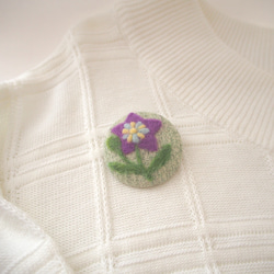 草花を描いた羊毛フェルト刺繍のブローチ（桔梗・グリーン） 3枚目の画像