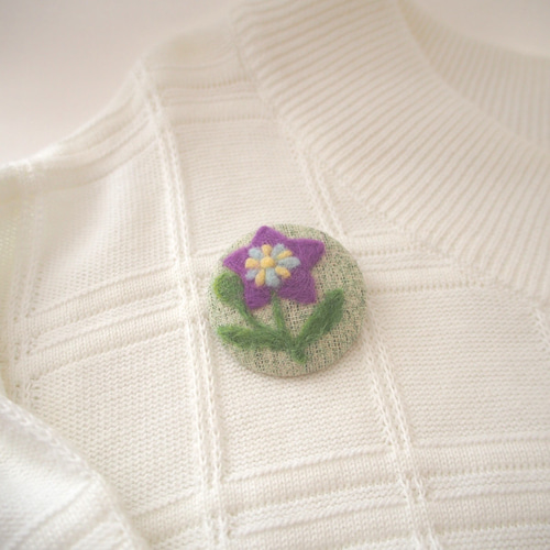羊毛フェルト　羊毛絵画『白つめ草の咲く草原』ハンドメイド　ウール刺繍 縫わずにキュッ❗🍀フェルトで作るシロツメクサとアカツメクサ