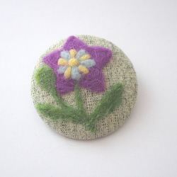 草花を描いた羊毛フェルト刺繍のブローチ（桔梗・グリーン） 2枚目の画像