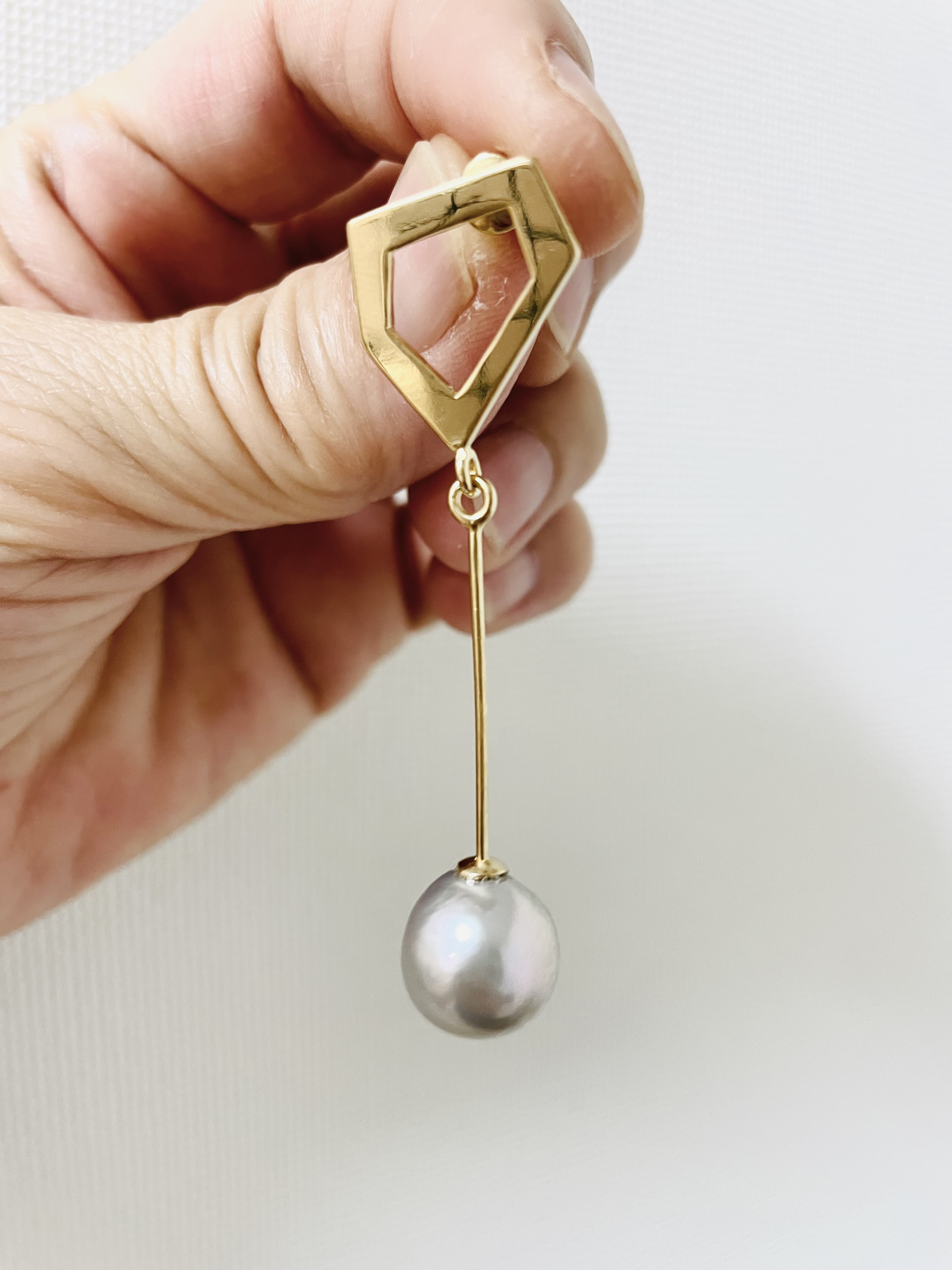 ゆれる、メタリックなパールピアス