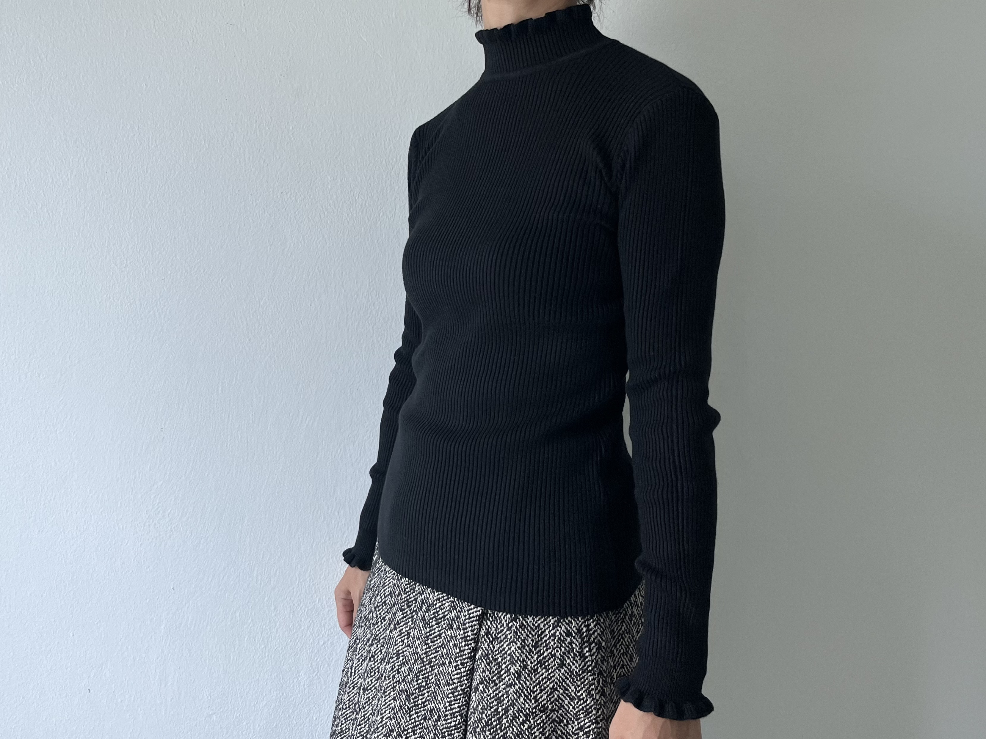 ブラックタートルネックセーター