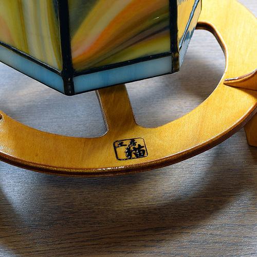 ステンドグラス・3本足木枠の6面ランプ 677 スタンドライト