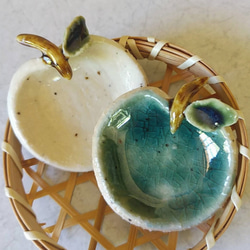 ハンドメイド　陶芸　箸置き 陶の豆皿・箸置き【りんご 白＆エメラルドグリーン】 薬味皿・豆皿