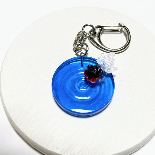 金魚の水面キーホルダー / 和風 / レジン その他アクセサリー 華
