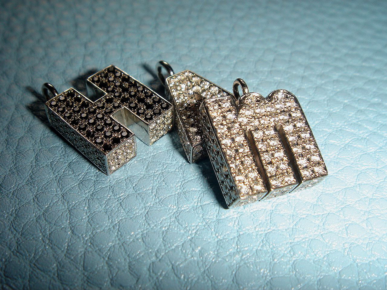 ★[注文制作] 豪華なイニシャルネックレス。マイクロセッティングされたジュエリーです。 シルバー 90,750円