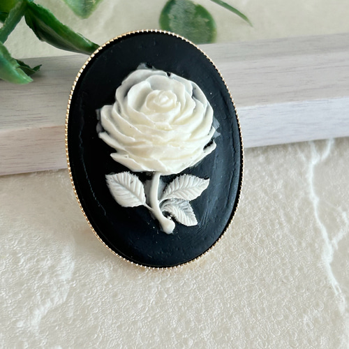 大きな白い薔薇♡カメオ/ブローチ・ペンダントの2通りに使えます/2way