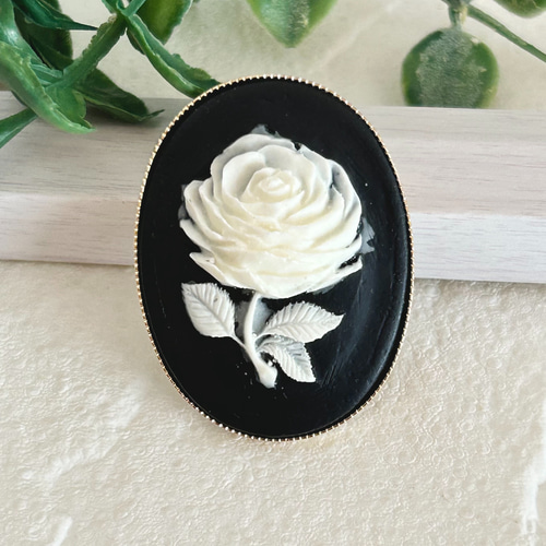 大きな白い薔薇♡カメオ/ブローチ・ペンダントの2通りに使えます/2way 