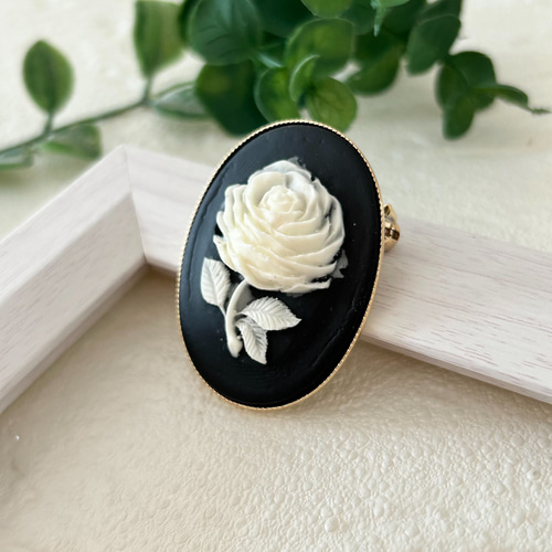 大きな白い薔薇♡カメオ/ブローチ・ペンダントの2通りに使えます/2way