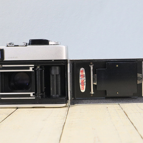中古】【送料無料】【保証付 】KONICA C35 FD S/N 116592