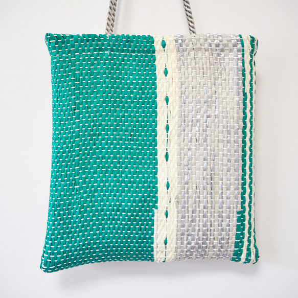 手織り生地から作ったフレッシュグリーンのサマートートバッグ 2枚目の画像