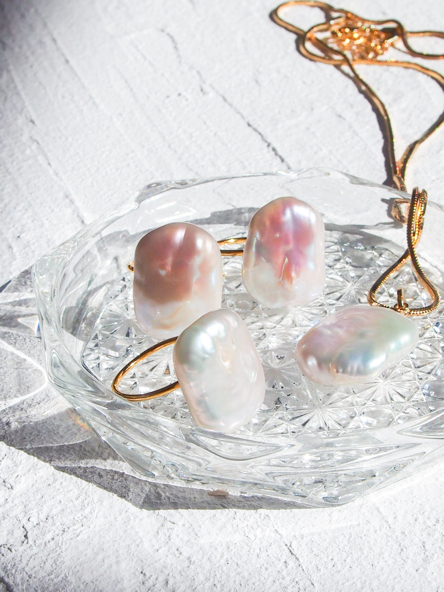 虹色に輝く淡水の宝石の首飾り