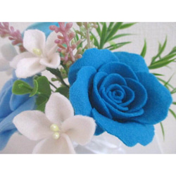 【ミニサイズ】ブルーの薔薇フェルトフラワーアレンジメント 青薔薇 6枚目の画像