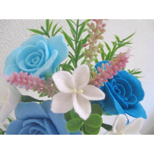 【ミニサイズ】ブルーの薔薇フェルトフラワーアレンジメント 青薔薇 7枚目の画像