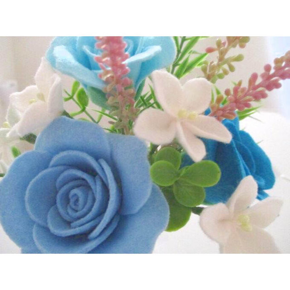 【ミニサイズ】ブルーの薔薇フェルトフラワーアレンジメント 青薔薇 8枚目の画像
